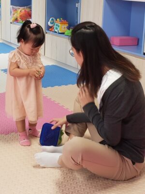 母親與女兒玩樂